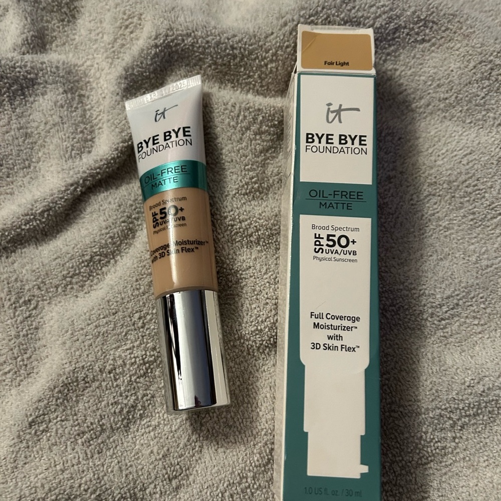 IT Cosmetics Bye Bye Foundation Oil-Free in Fair Light
